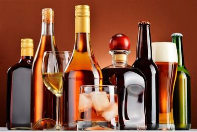 红酒啤酒混喝醉得更快？科学解析背后的原因